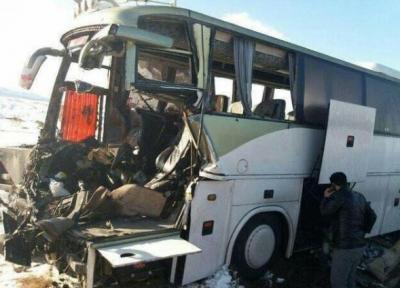 خبرنگاران برخورد اتوبوس با تریلر در قم به کشته و زخمی شدن 9 تَن منجر شد